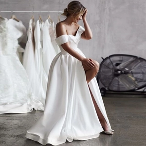 Robe de mariée élégante en satin blanc à épaules dénudées avec fente haute et coupe longue