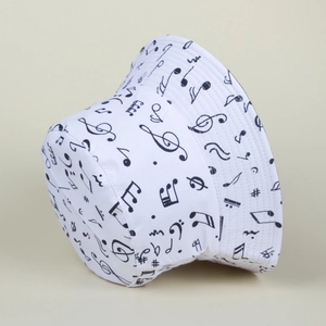 Bob blanc avec motifs notes de musique noires, protection solaire élégante pour l'été