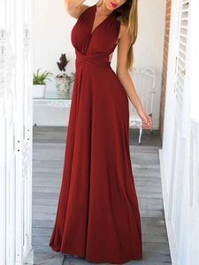 Detalle de vestido largo burdeos multiforma con cuello halter y tejido con caída