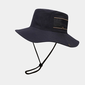 Dettaglio cappello parasole blu navy con rete traspirante e cordino antivento regolabile