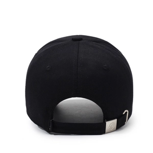 Vue arrière de la casquette de baseball noire avec boucle métallique argentée réglable