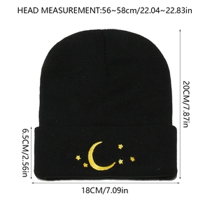 Texture de maille détaillée et broderie lune étoile jaune sur bonnet noir