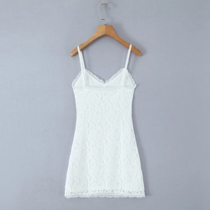 Mini robe élégante en dentelle blanche avec col en V et fines bretelles pour femmes