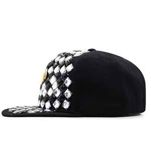 Casquette snapback noire avec strass à carreaux et logo latéral stylisé