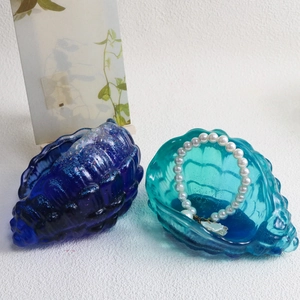 Portagioie a forma di conchiglia in resina glitterata blu e verde con perle incluse