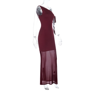 Détail de la robe bordeaux à une épaule avec panneau en tulle et coupe ajustée élégante