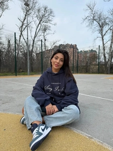 Σκούρο μπλε oversized hoodie με μοντέρνο τύπωμα και casual στυλ streetwear για φθινόπωρο