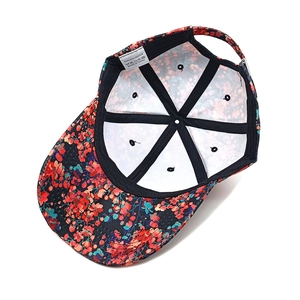 Baseballkappe mit Blumenmuster aus 100% Polyester mit bunten Blumen auf schwarzem Grund