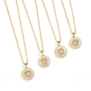 Collana Con Lettera Iniziale Rame Placcato Oro 18K Intarsiato Con Zirconi Pendente Tondo Alfabeto Per Donna