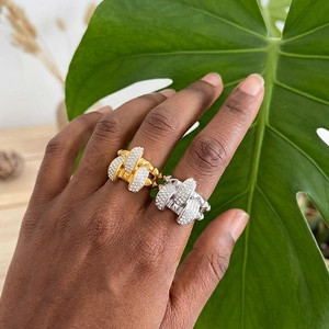 Ensemble de bagues à maillons en or 18k et argent serties de zircons blancs
