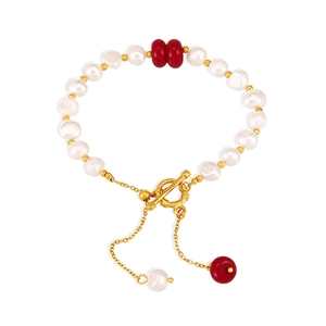 Bracelet élégant en perles d'eau douce avec fermoir OT doré et pierres rouges