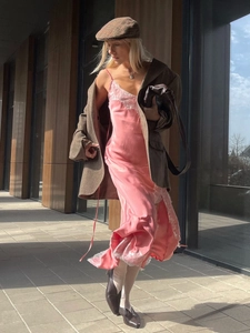 Robe longue en satin rose avec bordure en dentelle blanche et fente latérale