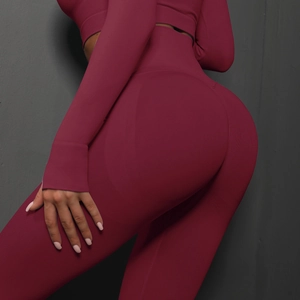 Détail du pantalon de yoga sans couture à taille haute rouge foncé avec effet push-up