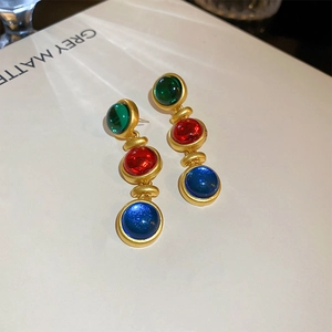 Elegante matte goldene Tropfenohrringe im Vintage-Stil mit bunten Cabochon-Steinen.