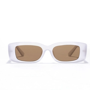 Moderne rechteckige Sonnenbrille mit mattweißem Rahmen und braunen Gläsern