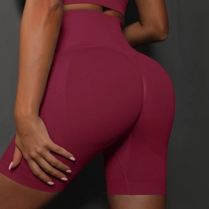 Detail der nahtlosen burgunderroten Yoga-Shorts mit hoher Taille und Push-Up-Effekt am Po