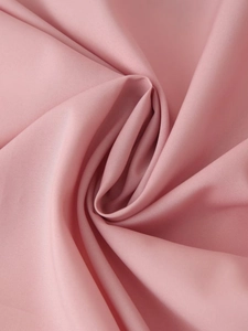 Vista macro dettagliata del tessuto di raso rosa liscio con finitura lucida