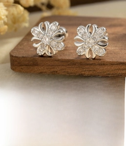 Vue détaillée de boucles d'oreilles fleurs en argent serties de zircons et fermoir à vis