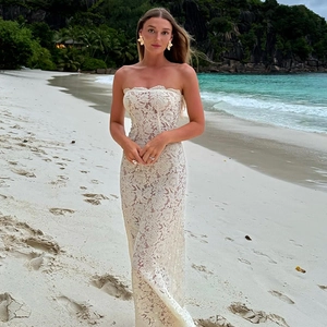 Robe de plage bustier élégante en dentelle blanche avec coupe ajustée au bord de mer