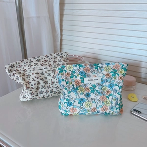 Piccoli beauty case in cotone a fiori con etichetta semplice e chiusura a zip per trucco