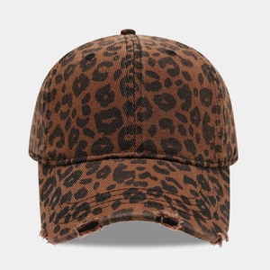 Detailansicht der abgenutzten Krempe der Baseballkappe mit Leopardenmuster und Vintage-Look