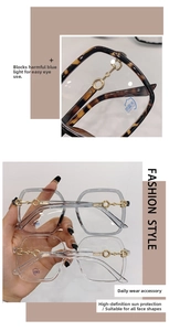 Dettagli di montature oversize anti-luce blu con decorazione in metallo a morsetto
