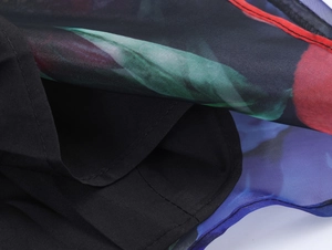 Détail du tissu en organza imprimé floral avec doublure noire et couture soignée
