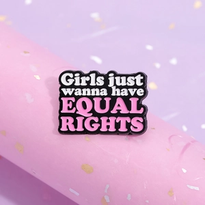 Equality Emaille-Anstecknadel mit Girls Just Wanna Have Equal Rights Slogan