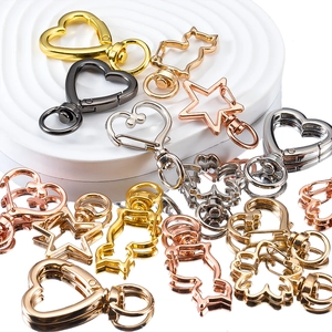 Varietà di portachiavi a forma di stella e cuore in oro, argento e oro rosa lucido