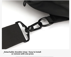 Detail of detachable nylon strap with matte black spring hook on a crossbody bag