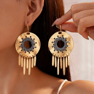 Boucles d'oreilles bohèmes disque doré avec tissage gris et longs glands pendants