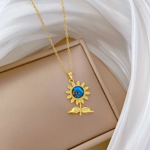 Collier élégant en titane doré avec pendentif tournesol et incrustation bleue sur soie