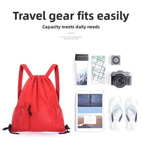 Roter Nylon Kordelzug Rucksack mit Fronttasche und Netztaschen für den täglichen Reisesport.