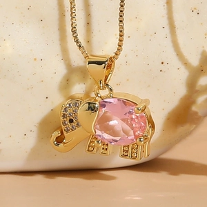 Detailansicht goldener Elefantenanhänger mit rosa Edelstein und schimmernden Mikrokristallen