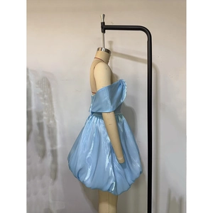 Vue latérale de la robe bouffante en satin bleu ciel montrant le profil de jupe volumineux