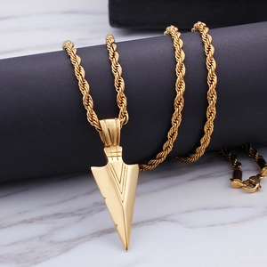 Collier classique en acier inoxydable doré avec pendentif flèche et chaîne corde