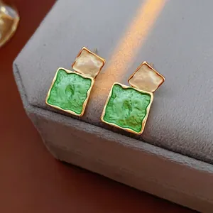 Boucles d'oreilles carrées émaillées vertes et blanches au style vintage et bord doré