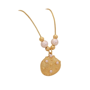 Elegant gold-plated beach seashell pendant necklace with inlaid pearls for women
