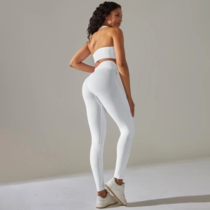 Detaillierte Seitenansicht des weißen nahtlosen Yoga-Sets mit Leggings und Sport-BH
