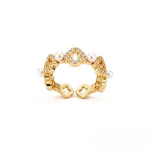 Bague ouverte plaquée or 18k avec trèfles évidés, perles blanches et zircons