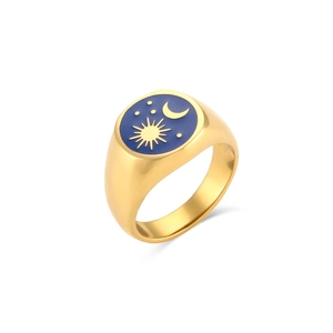 Dettaglio anello dorato con smalto blu e motivi di sole, luna e stelle incisi