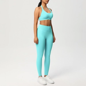 Dettaglio della vita a costine blu acqua e reggiseno allacciato al collo yoga