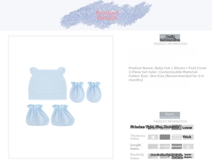 Détail d'un ensemble bonnet, moufles et chaussons en coton bleu clair pour bébé