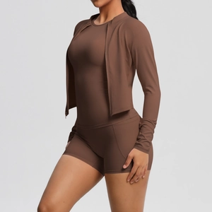 Ensemble de yoga 3 pièces marron foncé avec veste, débardeur et short moulant de profil
