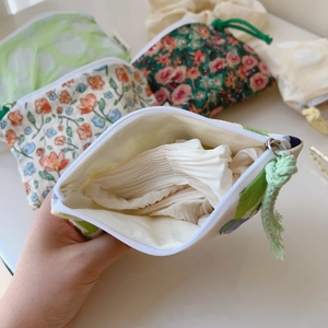Détail macro d'une mini pochette en coton montrant le rangement d'accessoires