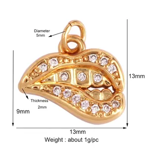 Détail des dimensions du pendentif lèvres dorées avec zircones blancs pavés