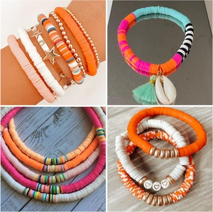 Détail de bracelets bohèmes en perles heishi avec coquillages, pompons et étoiles