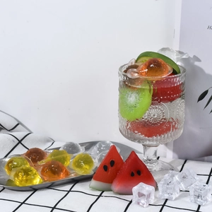 Dettaglio degli stampi in silicone a forma di pesce con frutta finta e cubetti di ghiaccio