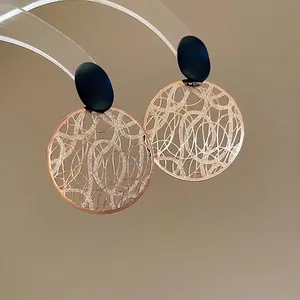 Moderne hohlroségoldene geometrische Ohrhänger mit schwarzen matten Steckern für Damen