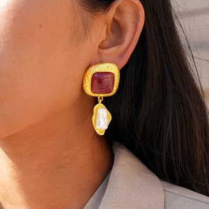 Vintage Square Red Resin Artificial Baroque Pearl Drop Earrings With Silver Earring Post Hammered Alloy Geometric Jewelry For Women